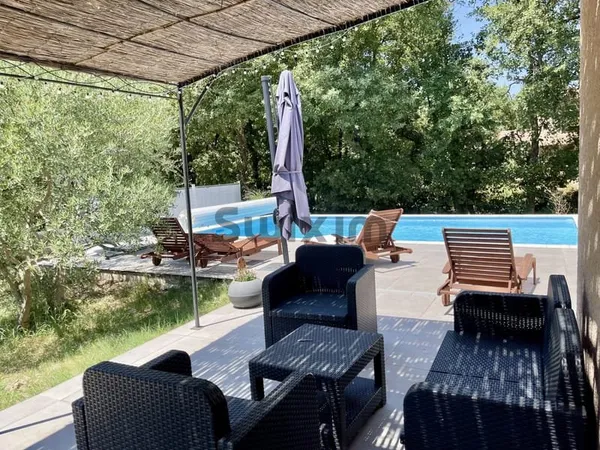Maison de plain-pied 4 chambres - Terrain arboré - Piscine -