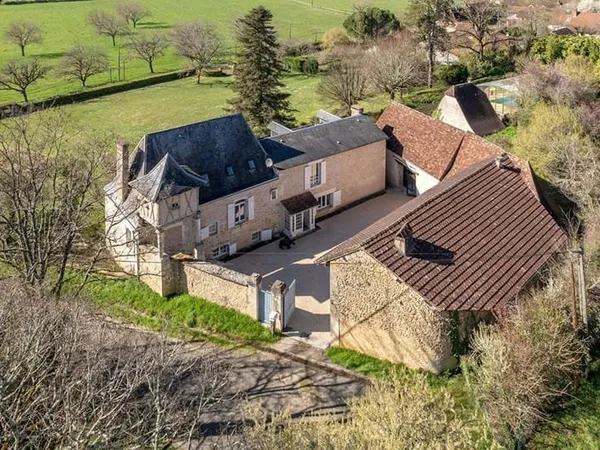 Propriété en pierre de type 7, piscine, dépendances, sur un terrain arboré de 6300 m²