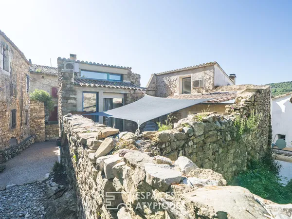 La maison qui habite le rocher