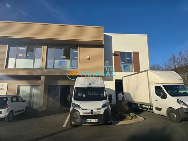 My Transac vous propose à la location un local d'activité et bureaux mixte de 221m² avec bureaux ult