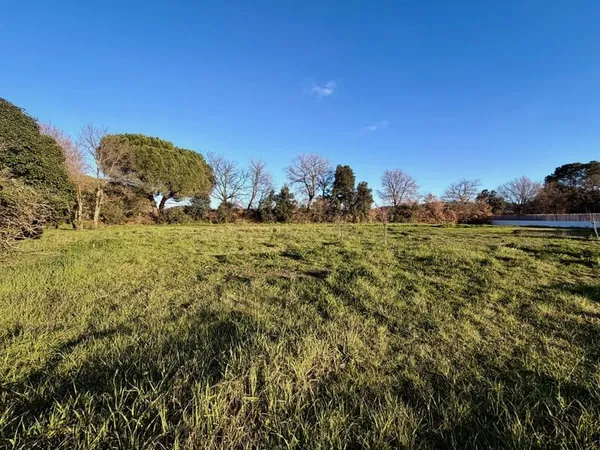 PIERREFEU-DU-VAR - TERRAIN CONSTRUCTIBLE AU CALME