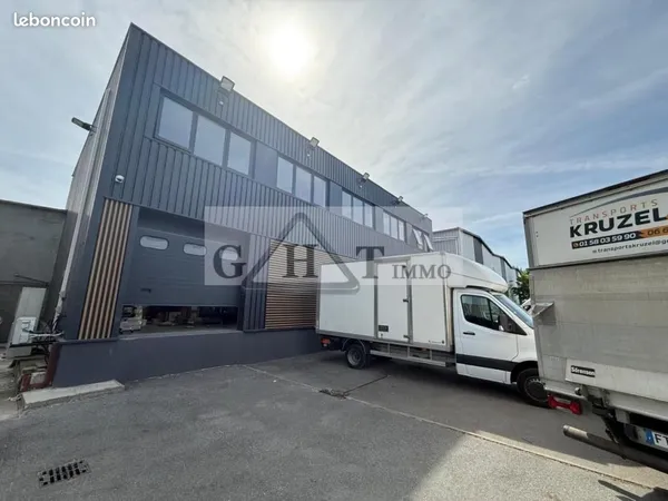 Local industriel 2 080 m²