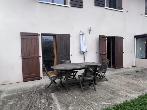 Appartement T2 bis meublé dans maison avec terrasse et petit