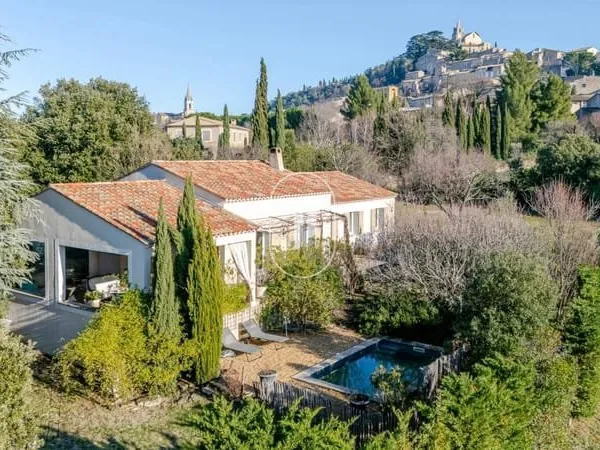 À vendre à Bonnieux - Maison de plain-pied avec 4 chambres proche coeur de village