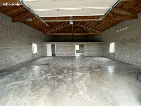 LOCATION Entrepôt 210 m2