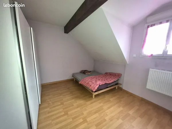 Chambre de 13m² à louer dans maison familiale calme