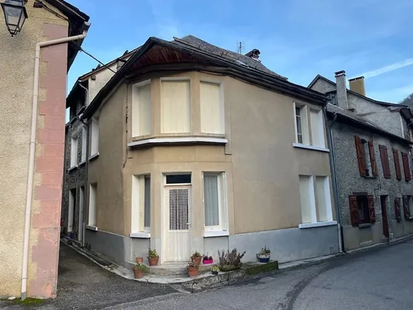 Maison spacieuse avec 8 chambres à Sentein, France.