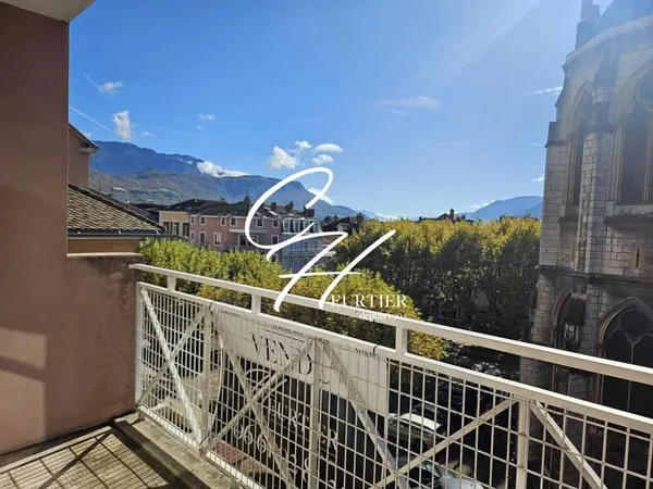 VOIRON - Duplex avec balcons de 72 m² Carrez hypercentre