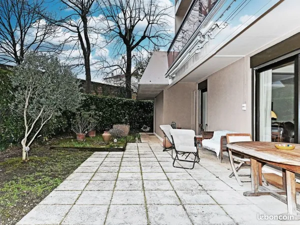Appartement 6 pièces en parfait état avec grande terrasse