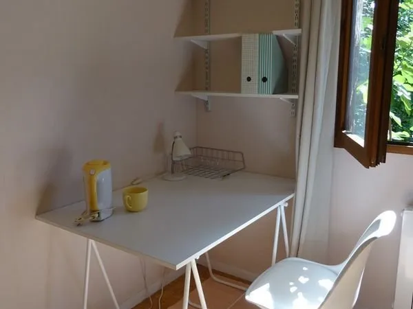 Chambre meublée pour étudiante chez particulier à Ecully
