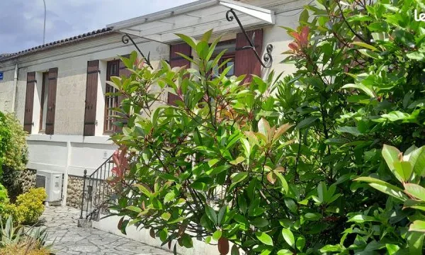 Ensemble immobilier comprenant maison et local commercial