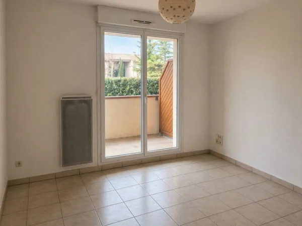 T2 32m² + balcon + piscine + 2 parkings - 570 CC - dispo 6 juin