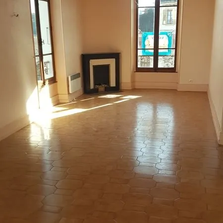 Appartement très lumineux sur la place du village