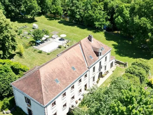 DORDOGNE - Proche EXCIDEUIL - Propriété sur île privée avec piscine