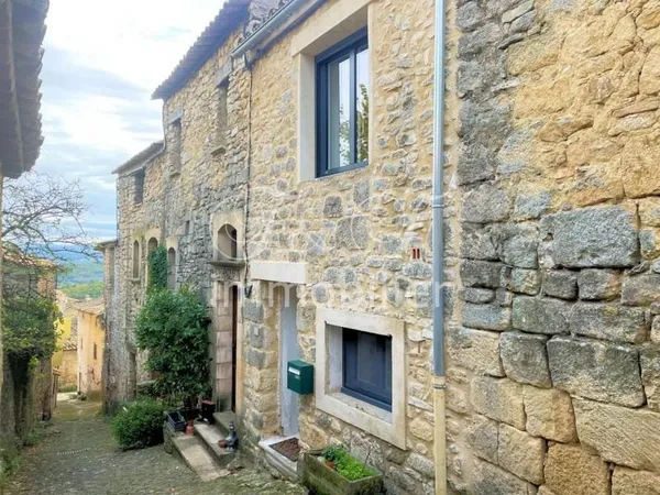 Maison de village traversante