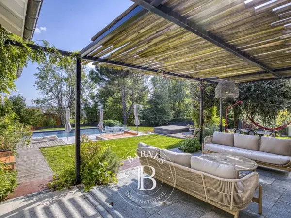 BARNES Pays de Gex - SAUVERNY - VILLA D'ARCHITECTE RÉNOVÉE - 8 PIÈCES - 320 M2- VUE ALPES & MONT-BLA