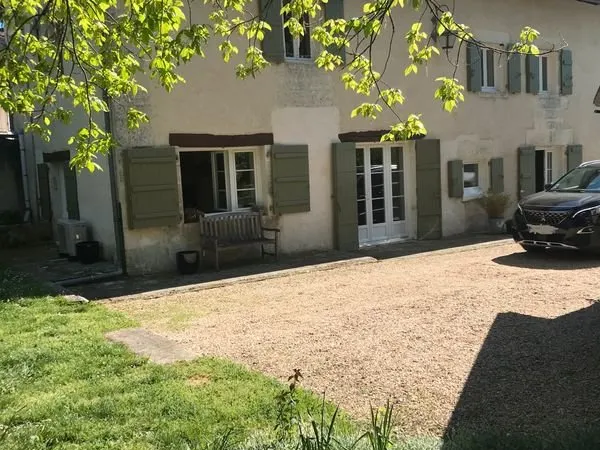 Belle maison avec jardin et dépendances