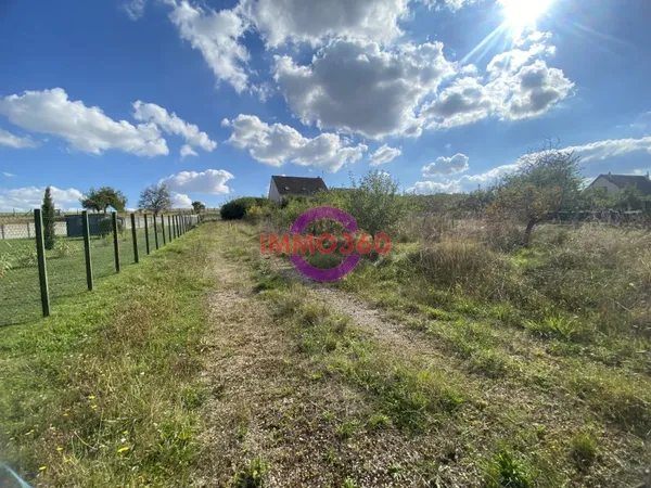 Terrain constructible à Naveil 840m2