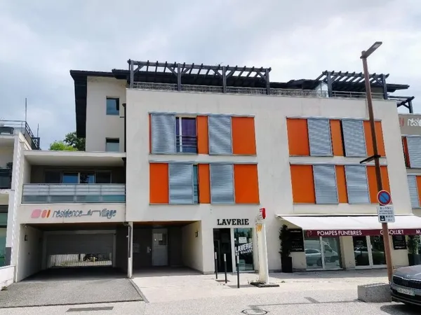 mon grand studio meublé Annecy...