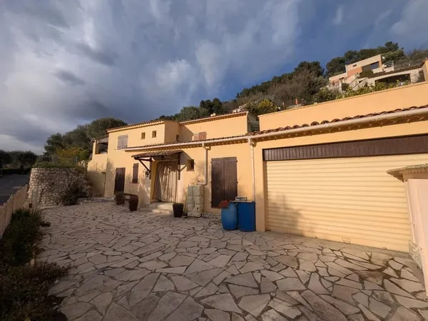 BLAUSASC: MAISON AVEC GARAGE