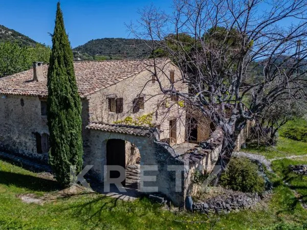 Exceptionnelle ferme Provençale de caractère - A restaurer
