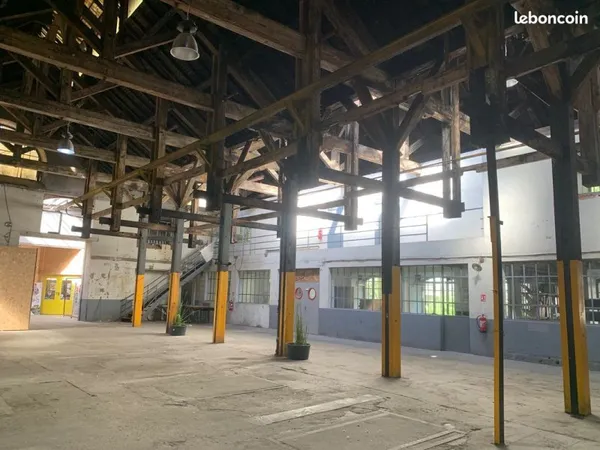 Location ou vente d'une parcelle dans ancienne usine pour stockage, ateliers ou bureaux