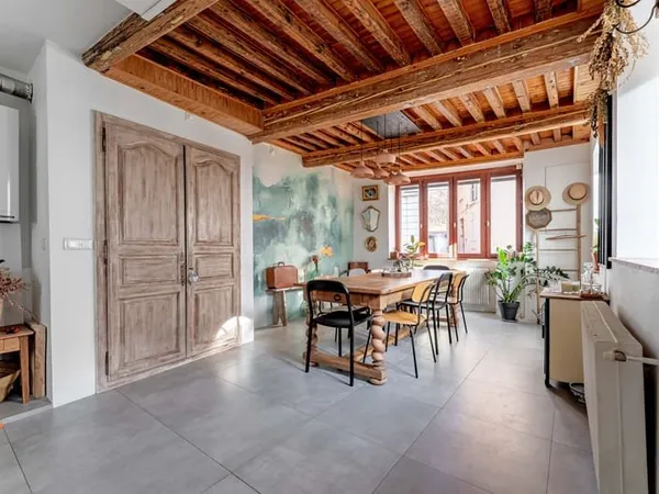 Maison au centre de Neuville sur Saône