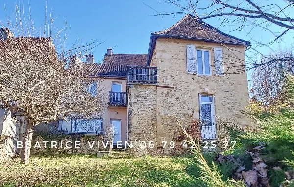 PLAZAC: Maison 5 pièces, 162 m2. 2-3 Chambres .Un studio T2 indépendant. Garage. Terrain:448 m2