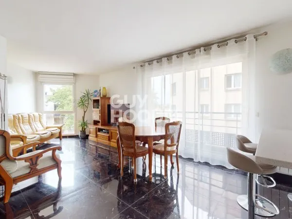 Appartement 5 pièces avec vue dégagée en coeur de ville - Mairie des Lilas