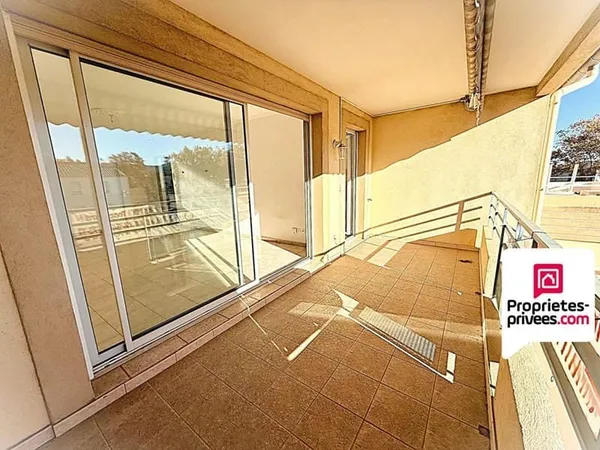 Appartement T4 dernier étage avec ascenseur et grande terrasse - Garage