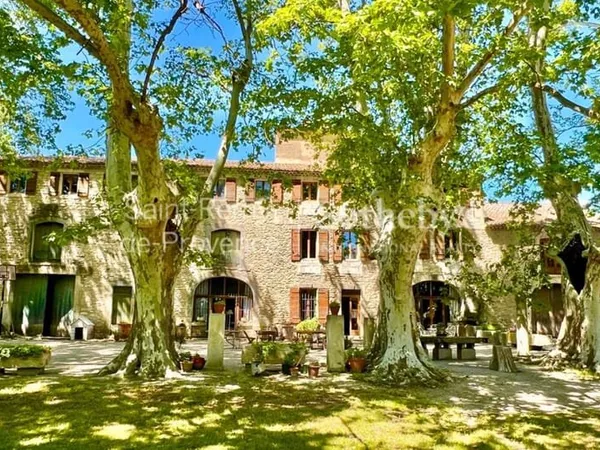 Saint Rémy de Provence, à quelques minutes du centre, propriété de caractère à rénover