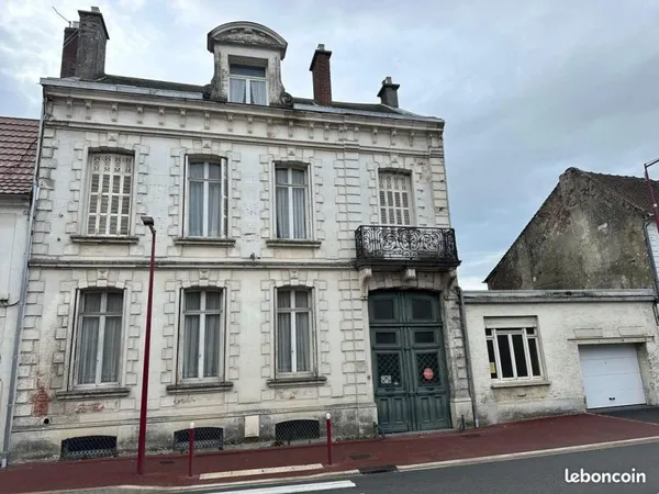 Vaste maison bourgeoise au coeur du bourg