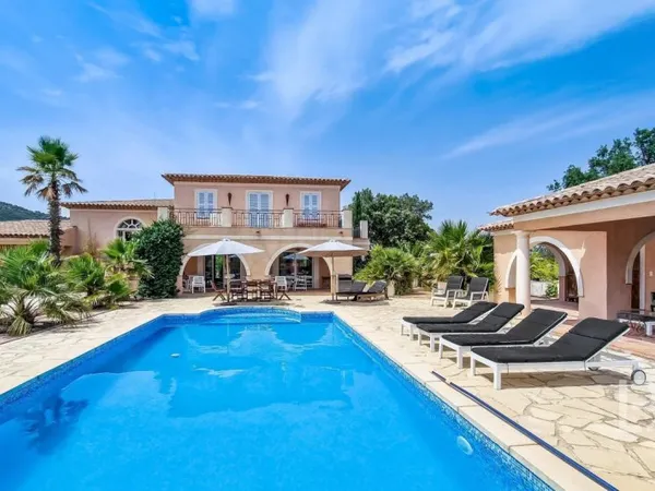 Superbe villa à vendre à Plan de la Tour avec piscine.