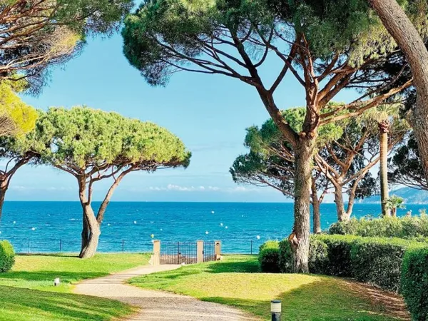 RARE - VILLA PROCHE PLAGE ET DE SAINT-TROPEZ