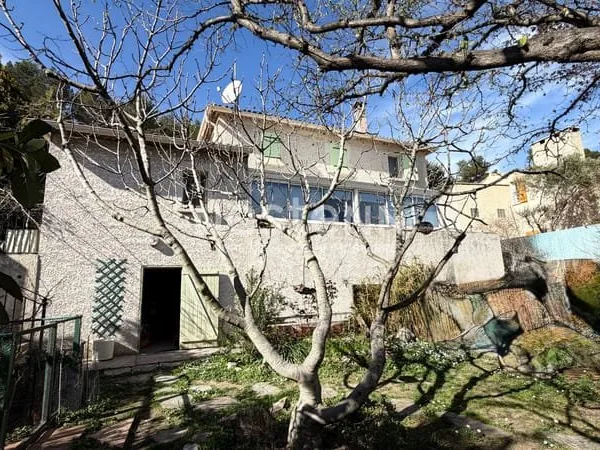 Cadolive- Maison de 6 pièces de 140 m² environ sur une parcelle de 558 m² avec garage.