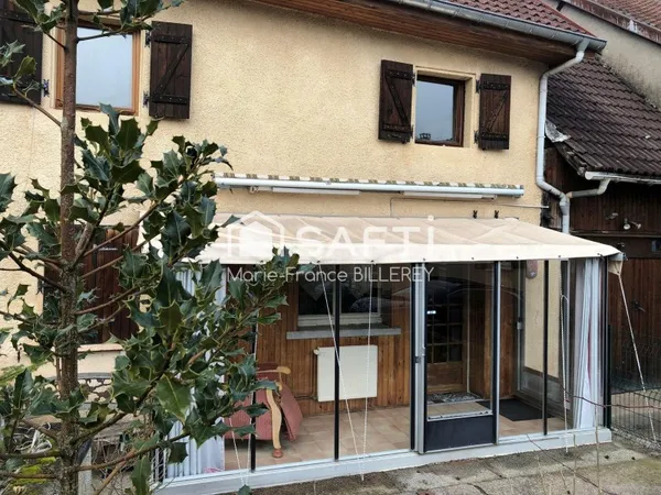 Fort potentiel pour cette ancienne maison en pierres de 79 m² sur 4 ares 31 de terrain.