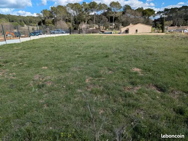 Terrain plat constructible de 600 m². Cadre calme