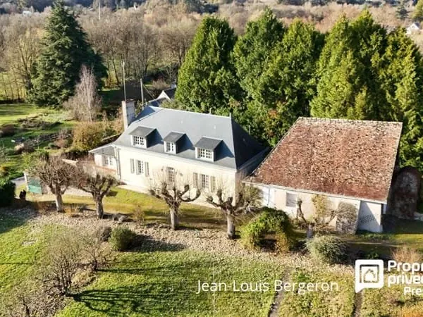 Propriété de charme .Maison bourgeoise en tuffeau, dépendance XVII, parc paysager