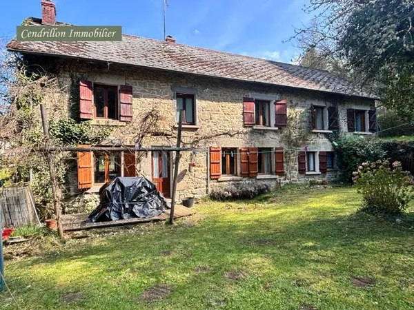Authentique maison en pierre dans son écrin de verdure