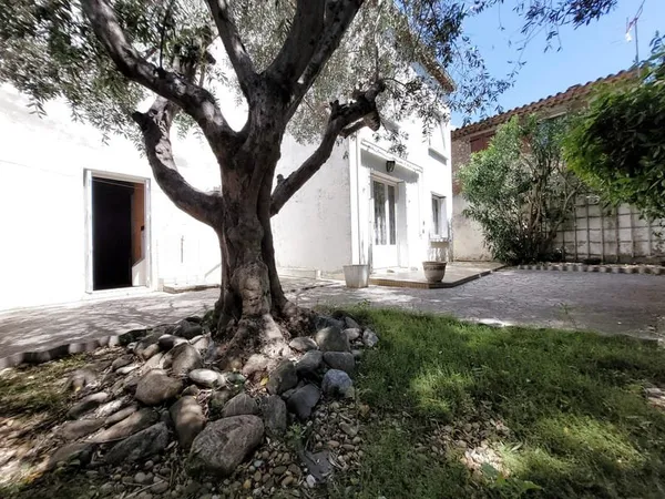 FLEURY Maison de Village de type IV idéalement située compre