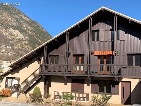 Grand appartement en duplex, lumineux, non meublé, d'une superficie de 174 m2
