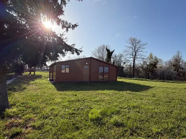 CHALET MODERNE DE PLAIN PIED ET SON PARC DE 6 000M2 AVEC ETANG