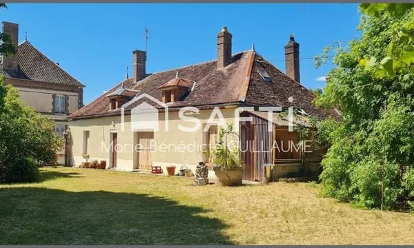Maison ancienne et ses nombreuses dépendances