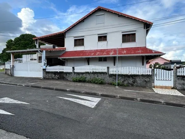 Maison sur 2 niveaux à vendre, 10 pièces 257m² + extension