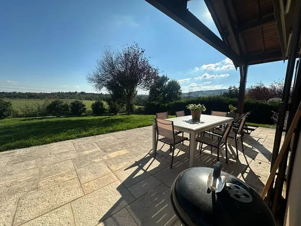 Vaugneray / Villa familiale | Vue Monts du Lyonnais | Piscine | Terrain plat 1550 m² | Sans travaux