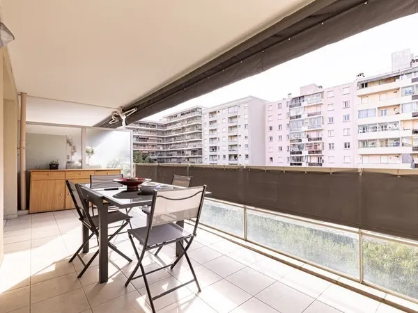 À Vendre - Magnifique 2 Pièces Meublé avec grande Terrasse et parking -JUAN LES PINS (06)