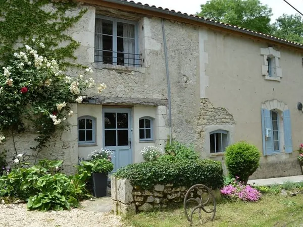 Belle maison en pierre, deux maisons d'amis et piscine