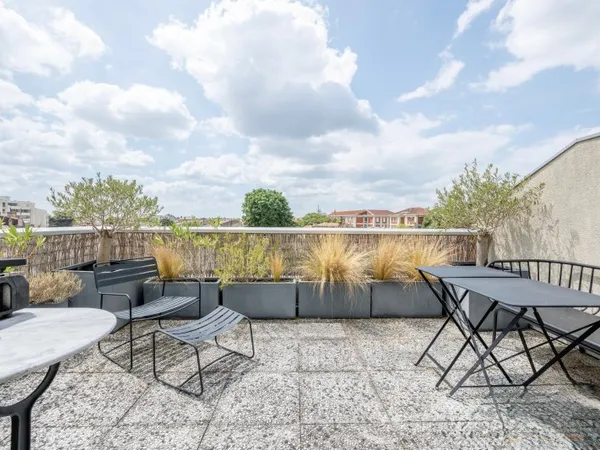 Loue T3 meublé de 88m² - Terrasse, balcon, climatisation, dernier étage, ascenseur - Bordeaux Saint-