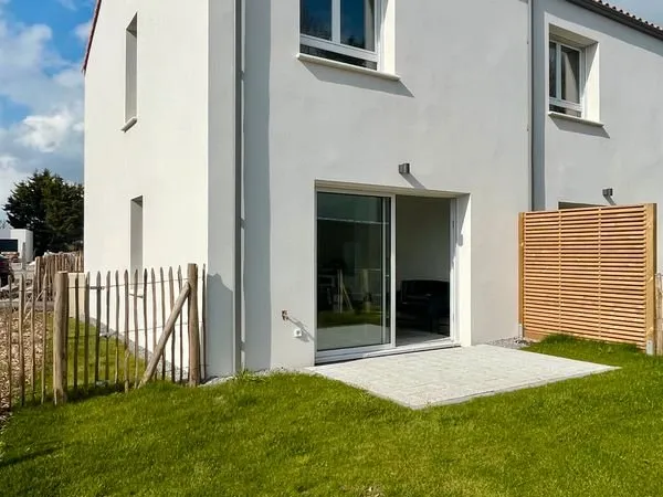 Maison de ville avec jardin et parking