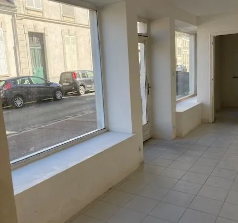 Immeuble a usage commercial et bureaux